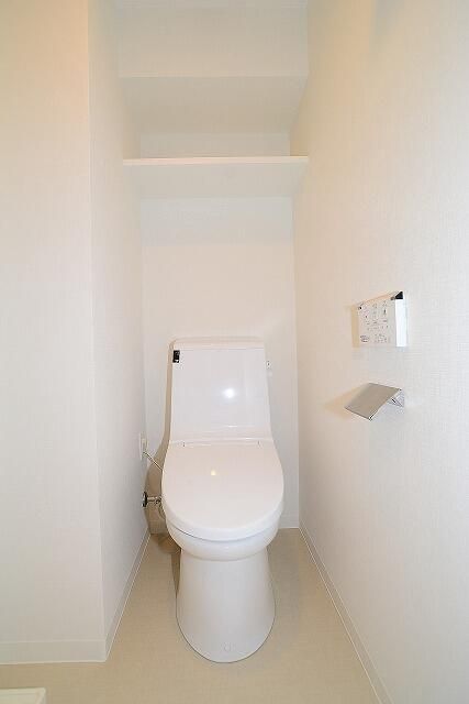 トイレ　落ち着いた色調のトイレです