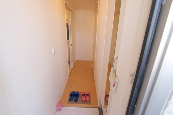 玄関　玄関を入るとホールがあります