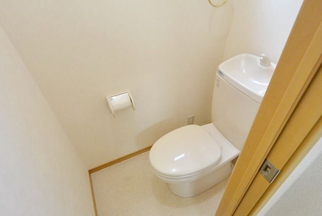 トイレ　★トイレの上部には棚もあります★