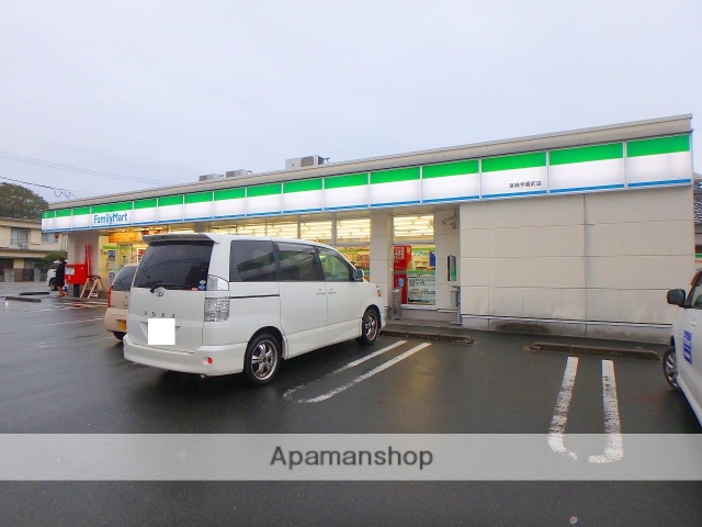 コンビニ　ファミリーマート（コンビニ）まで595m