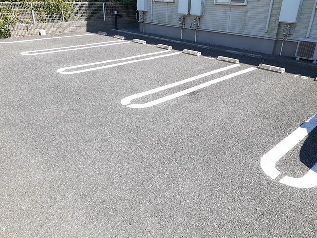 駐車場　駐車場があるので、車を買う予定の方も安心です