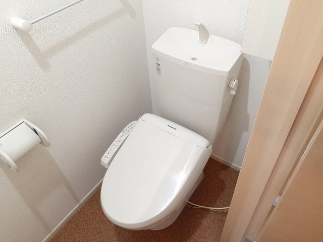 トイレ　落ち着いた色調のトイレです