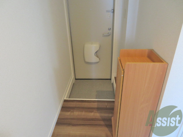 玄関　玄関には下駄箱も付いていますので靴の収納には困りませんね。