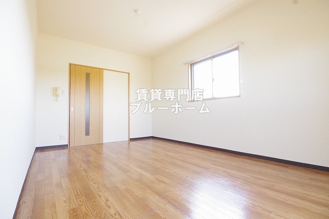 居室・リビング　9.8帖の明るい洋室！