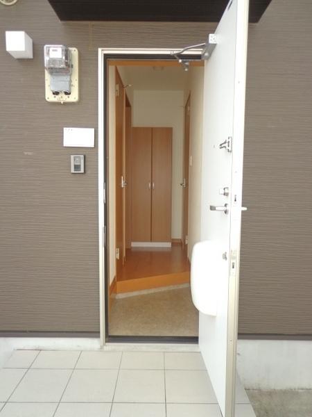 玄関　同物件、別室の写真です。