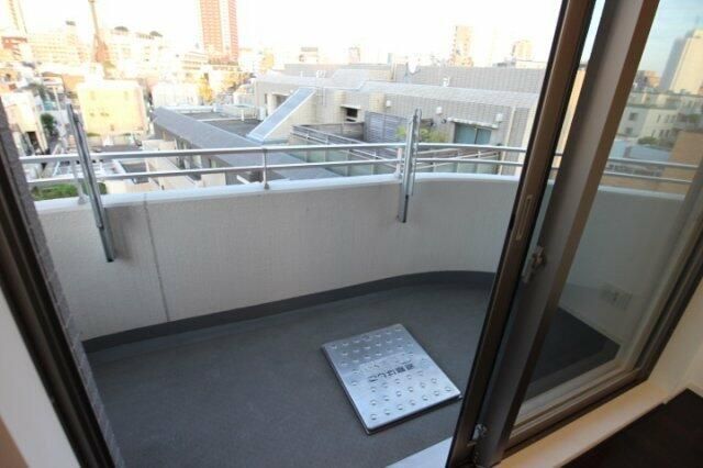 バルコニー　暖かな日差しのふりそそぐバルコニー