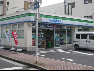 コンビニ　ファミリーマート 新丸子駅東店（コンビニ）まで53m