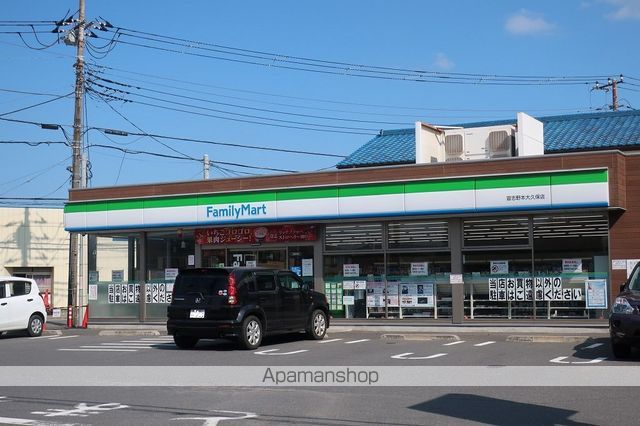 コンビニ　ファミリーマート（コンビニ）まで654m