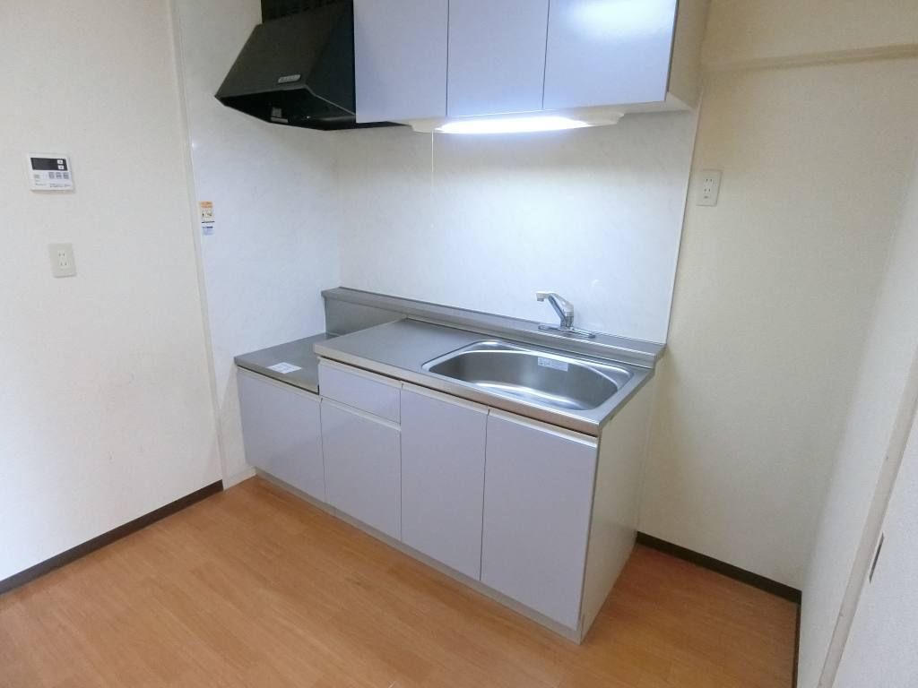 キッチン　２口コンロ可・冷蔵庫置場・換気ダクトあり