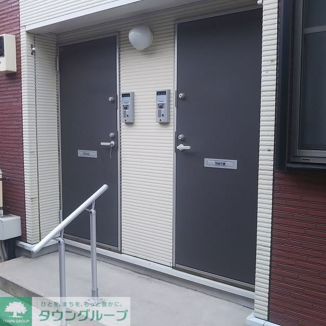 玄関　２階は即階段がございます。