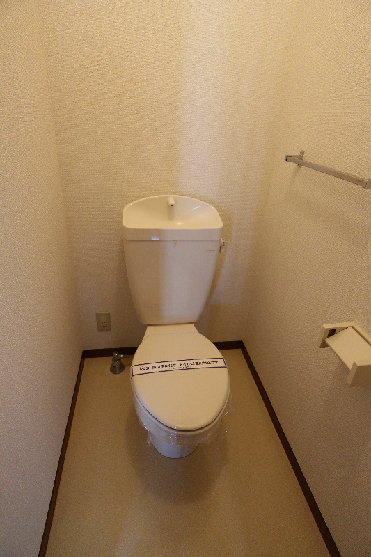 トイレ　トイレスペースも広々としています。