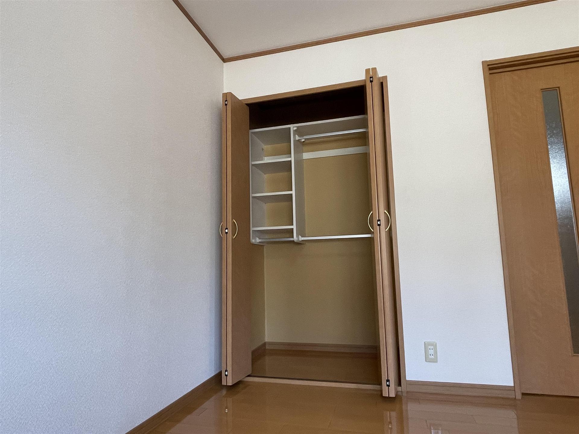 収納　中にも仕切りがあるので使い勝手の良いクローゼット☆
