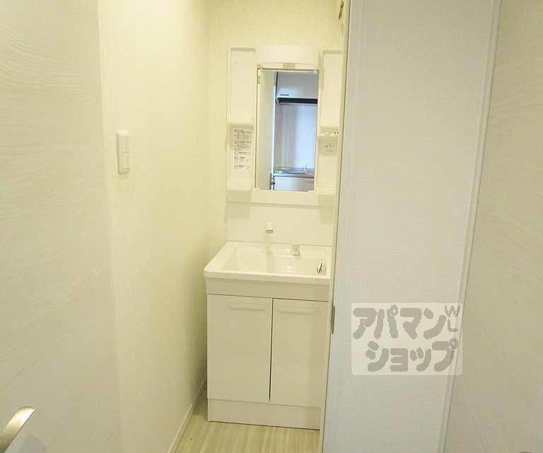 洗面設備　３０３号室の写真です。