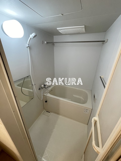 バス・シャワールーム　嬉しい追い焚き・浴室乾燥機付きです♪