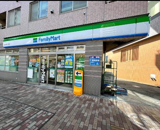コンビニ　ファミリーマート 渋谷本町三丁目店（コンビニ）まで423m