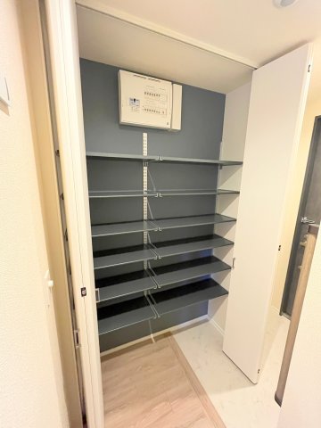 玄関　★棚の高さが変えられる大型シューズＢＯＸ★