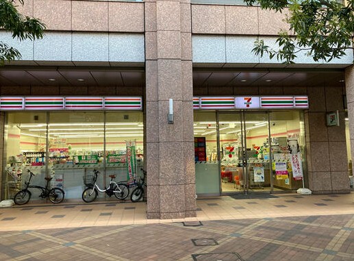 コンビニ　セブンイレブン港区三田1丁目店（コンビニ）まで231m