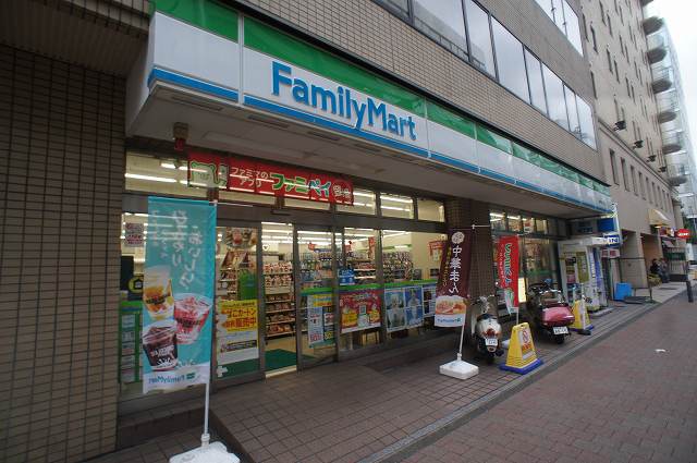 コンビニ　ファミリーマート新横浜二丁目店（コンビニ）まで559m