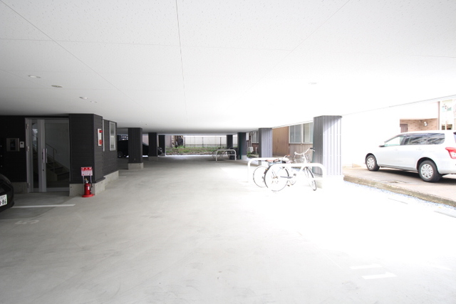 駐車場　屋根付普通車・軽区画、青空普通車区画あり。