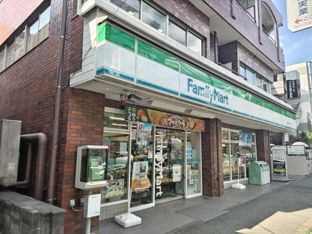 コンビニ　ファミリーマート　たまプラーザ店（コンビニ）まで200m