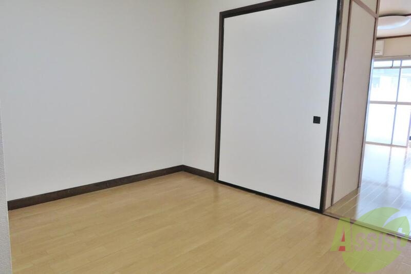 その他設備　洋室ですが襖らしきものが付いてます。