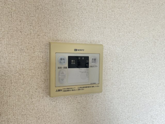 その他設備　給湯器リモコンです