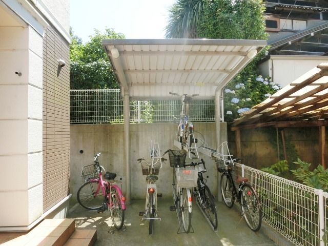 駐車場　屋根付きの駐輪場です
