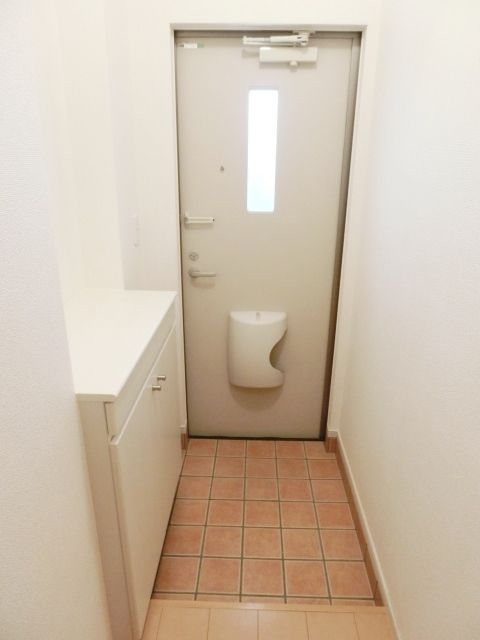 玄関　玄関にはシューズボックスがあります
