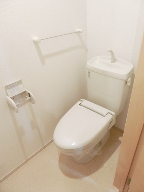 トイレ　温水洗浄便座付きのトイレです