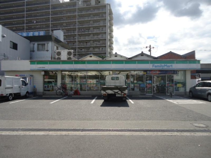 コンビニ　ファミリーマート（コンビニ）まで300m