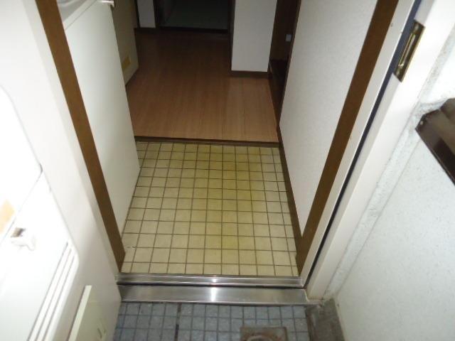 玄関　★買い物便利！全室角部屋！都市ガス★