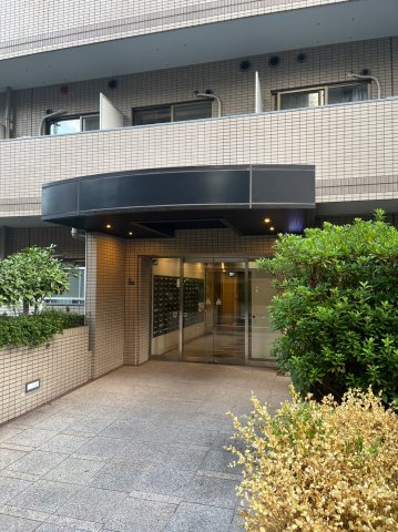 エントランス　落ち着いたエントランスです