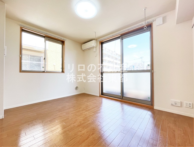 居室・リビング　２面採光なので、明るく風通しのよい過ごしやすいお部屋です♪