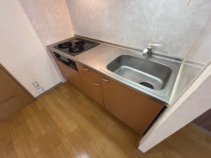 キッチン　調理スペースが確保されていて使いやすそうな印象でした。