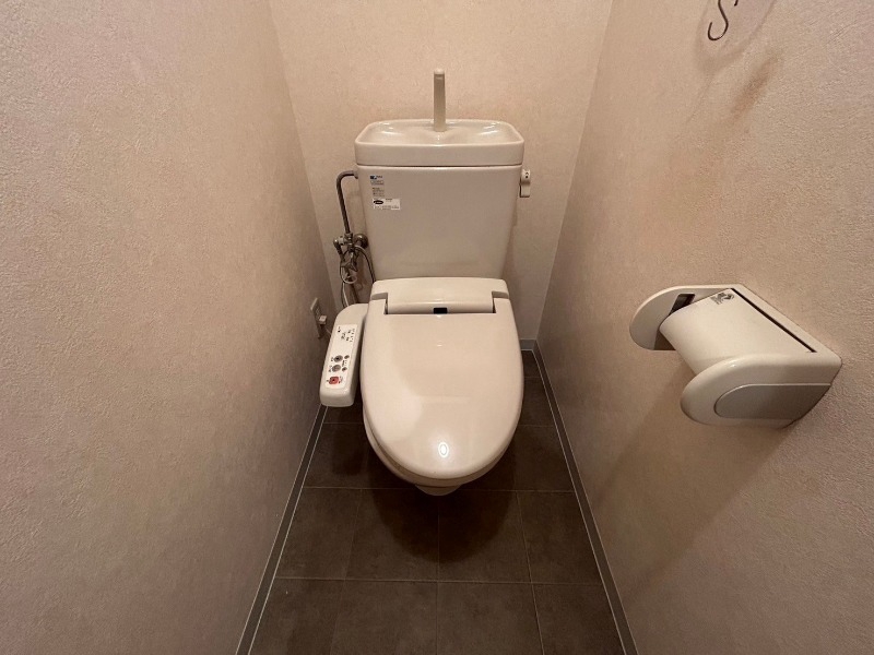 トイレ　こちらはトイレです。清潔感があり、安心して使用できます。