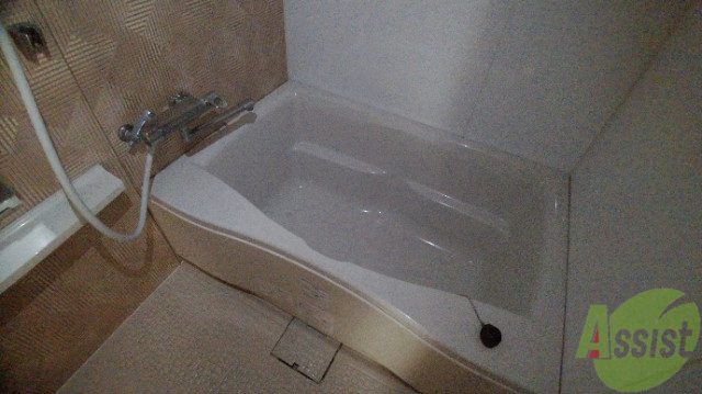 バス・シャワールーム　オシャレな壁のお風呂です。ゆったり疲れを癒してください。