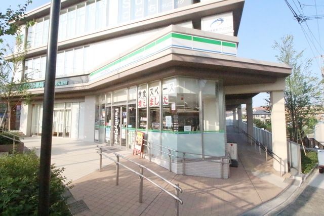 コンビニ　ファミリーマート川崎梶が谷駅前店（コンビニ）まで417m