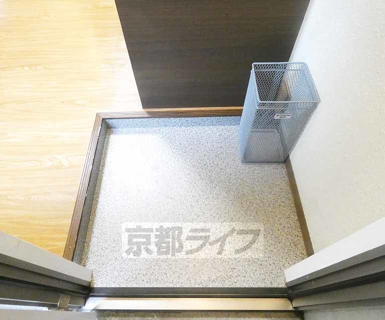 玄関　１０２号室写真です