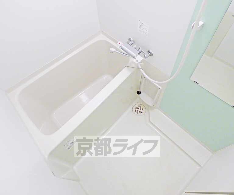 バス・シャワールーム　広々とした浴室です。