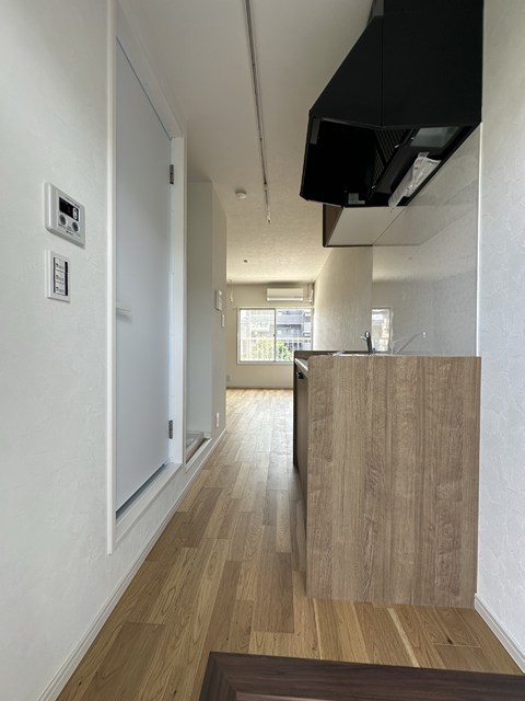 玄関　玄関から室内への景観です！キッチンの奥に洋室8.7帖のお部屋