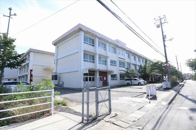 小学校　美保小学校（小学校）まで888m