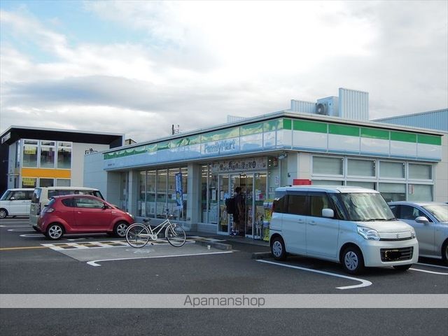 コンビニ　ファミリーマート（コンビニ）まで270m