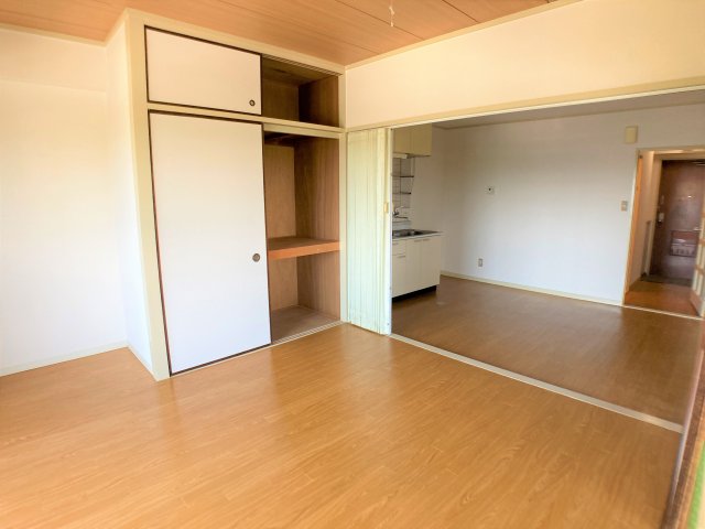 居室・リビング　別部屋同一間取りのお写真となります。