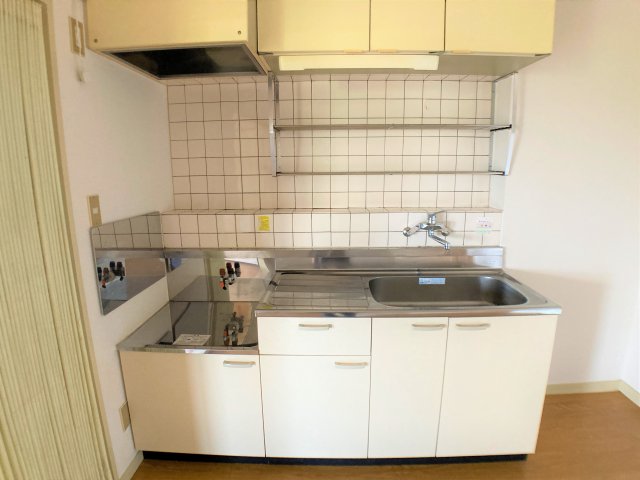 キッチン　別部屋同一間取りのお写真となります。