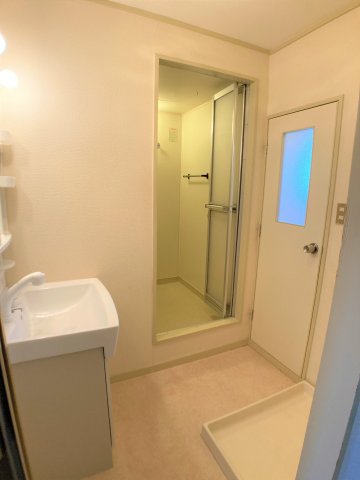 洗面設備　別部屋同一間取りのお写真となります。