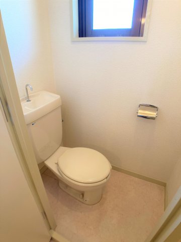トイレ　別部屋同一間取りのお写真となります。