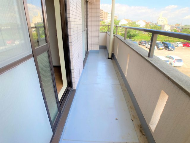 バルコニー　別部屋同一間取りのお写真となります。