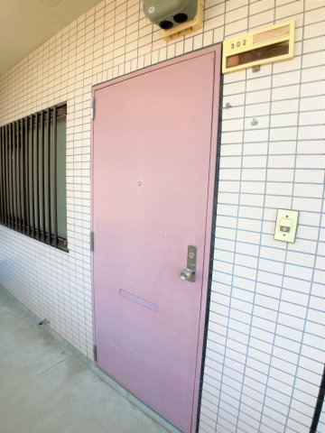 玄関　別部屋同一間取りのお写真となります。