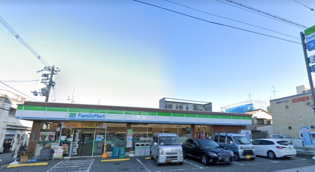 コンビニ　ファミリーマート万代六丁目店（コンビニ）まで563m