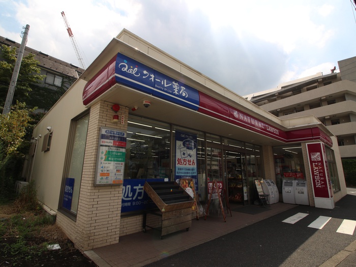 コンビニ　ナチュラルローソン世田谷弦巻3丁目店（コンビニ）まで350m